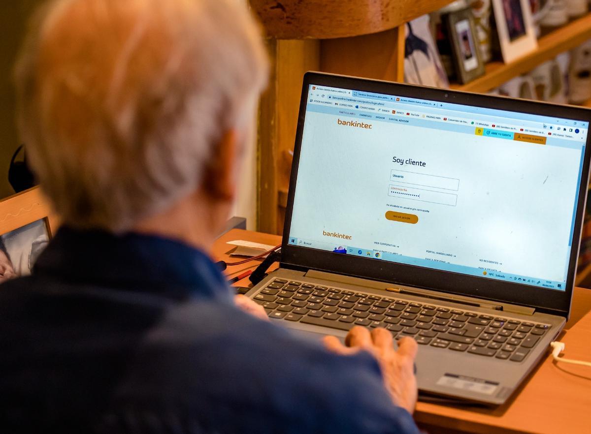 Una persona mayor intenta acceder a su cuenta bancaria en el ordenador.