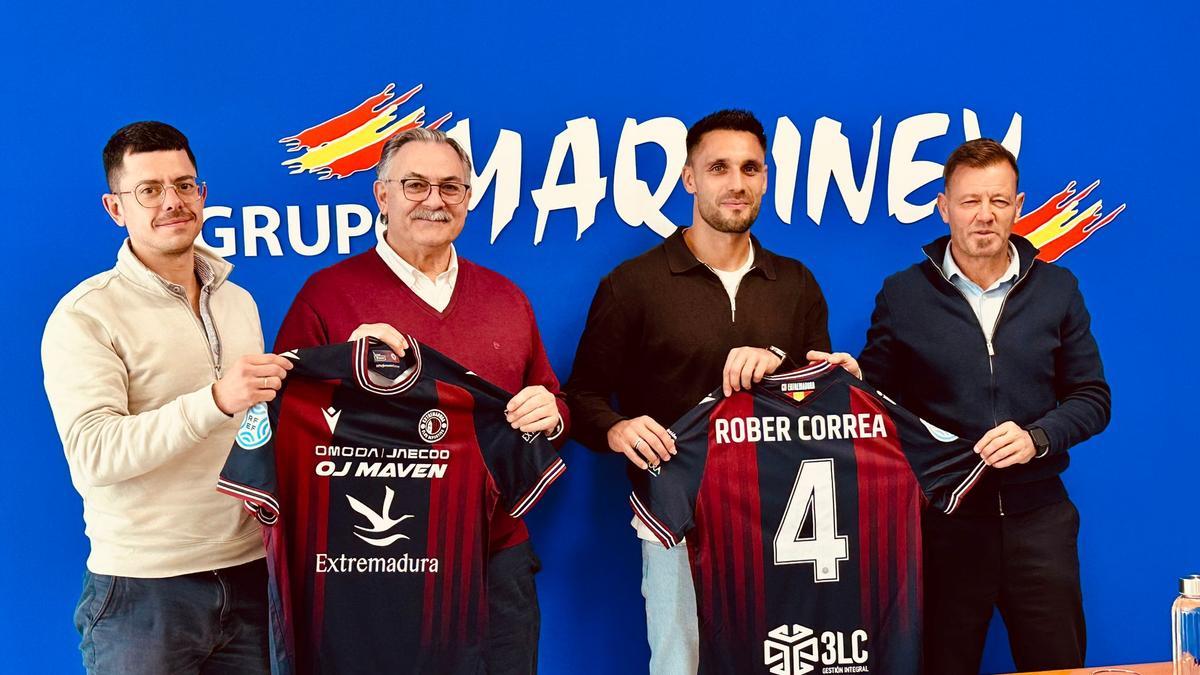 Representantes de Maquinex junto a Rober Correa y Manuel Mosquera en la presentación.