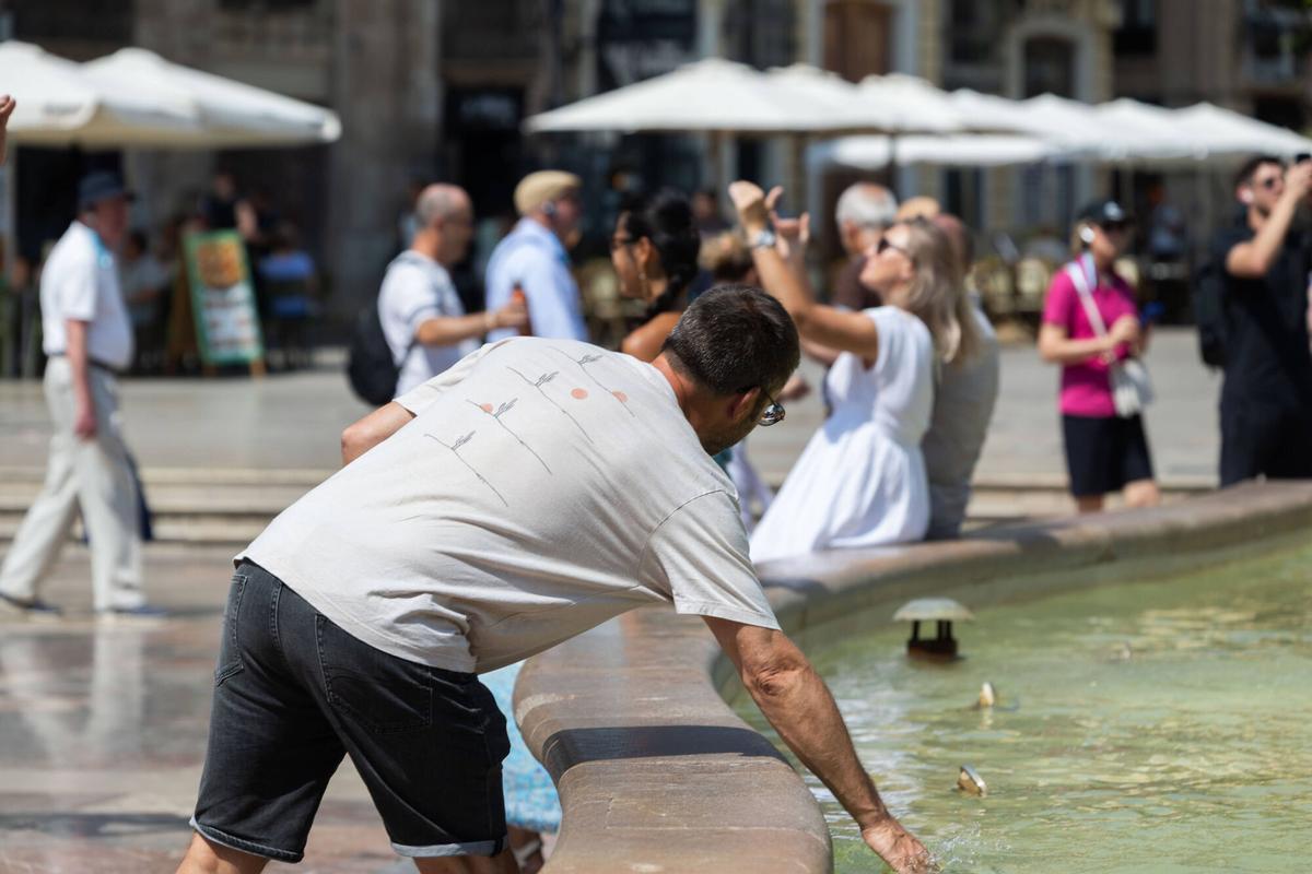 Valencia. VLC. Calor, termómetro plaza del Ayuntamiento, gente por el centro