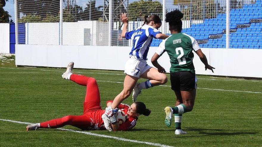 Delia Baz atrapa el balón en un ataque del Sporting de Huelva.