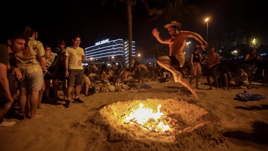 Al salto de la hoguera en Alicante en la noche «más corta» del año