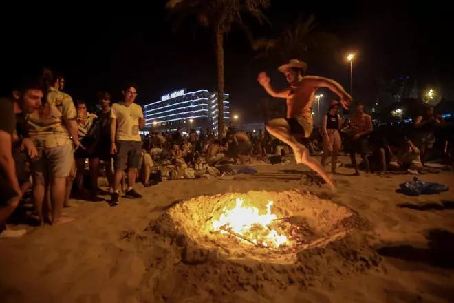 Hogueras en la playa del Postiguet por la Noche de San Juan