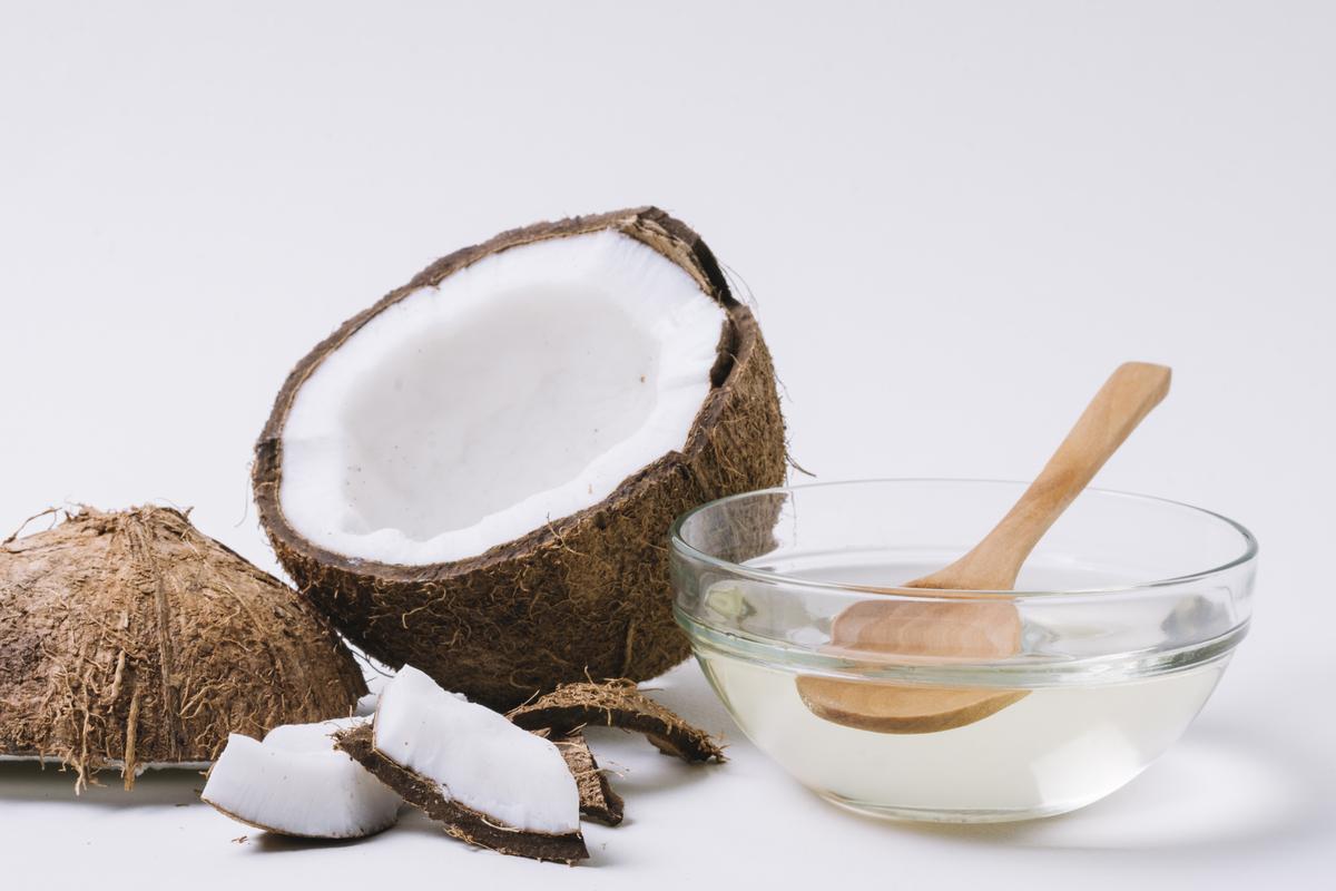 El aceite de coco también se utiliza para tratamientos faciales y capilares