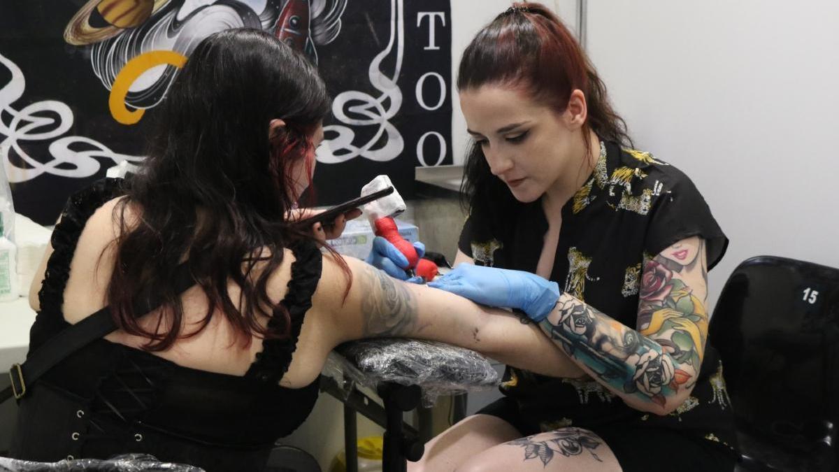 Un tatuador se ofrece a hacer tatuajes temporales a los niños