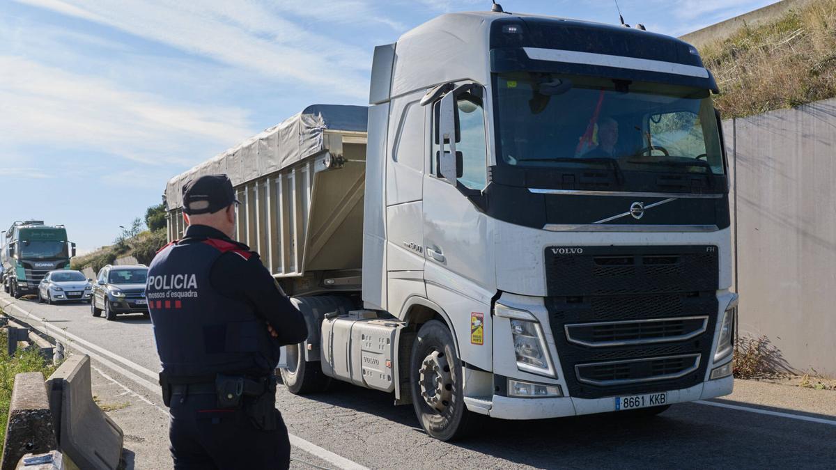 Un control dels Mossos a camioners aquesta setmana a peu de l'AP-7 a Llers.