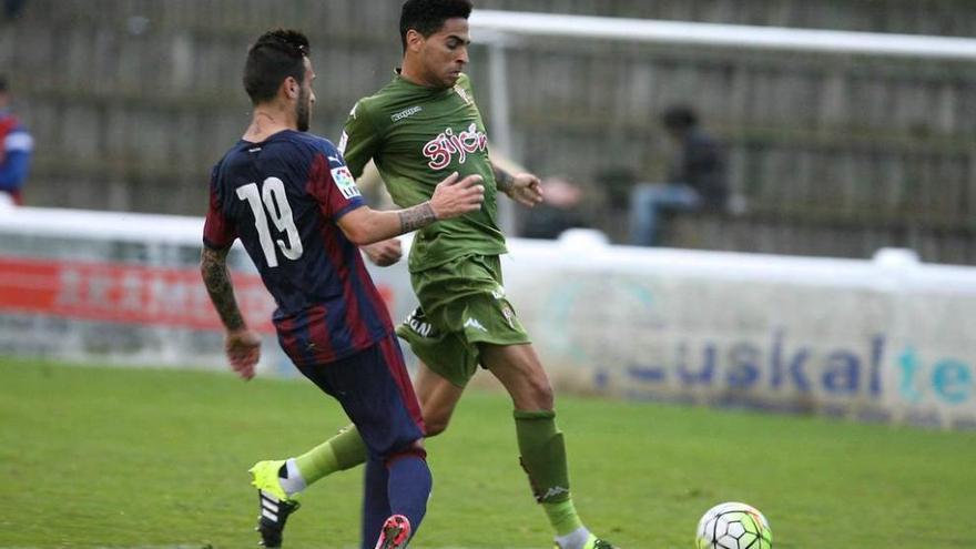 Mascarell toca el balón adelantándose a Luna.