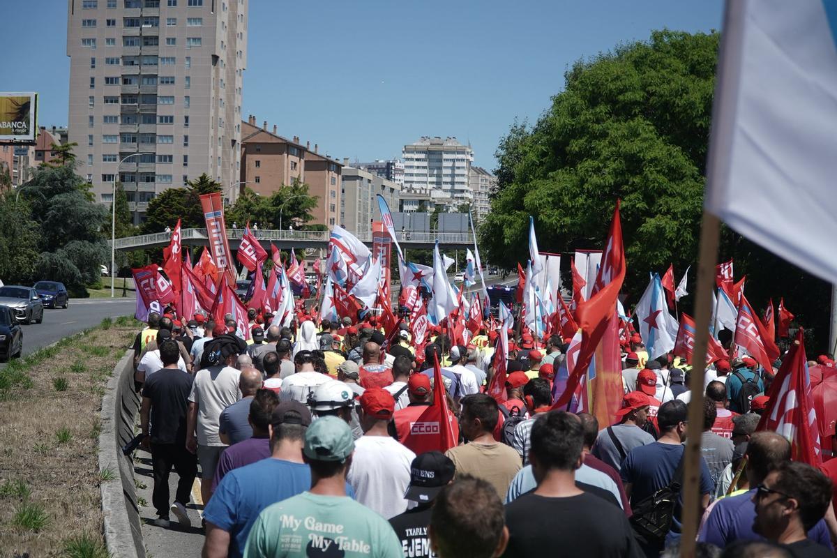 La manifestación del metal corta el acceso a A Coruña por Alfonso Molina La manifestación del metal corta el acceso a A Coruña por Alfonso Molina