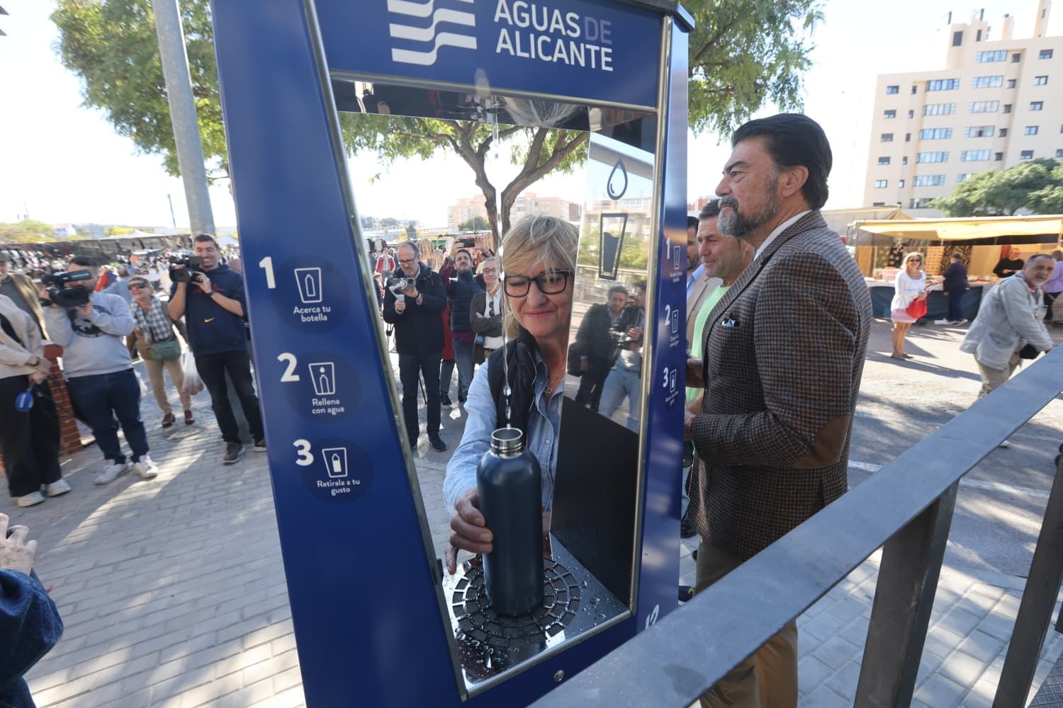 Aguas de Alicante instala una nueva fuente de agua potable refrigerada en el mercadillo de Teulada