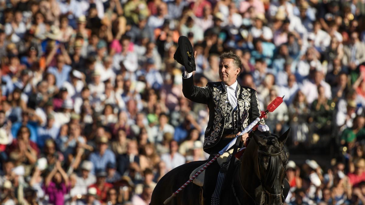 El rejoneador Pablo Hermoso de Mendoza en su primer toro de la tarde en el festejo 24 de abono perteneciente a la Feria de San Miguel, en la plaza de la Maestranza de Sevilla. EFE/ Raúl Caro