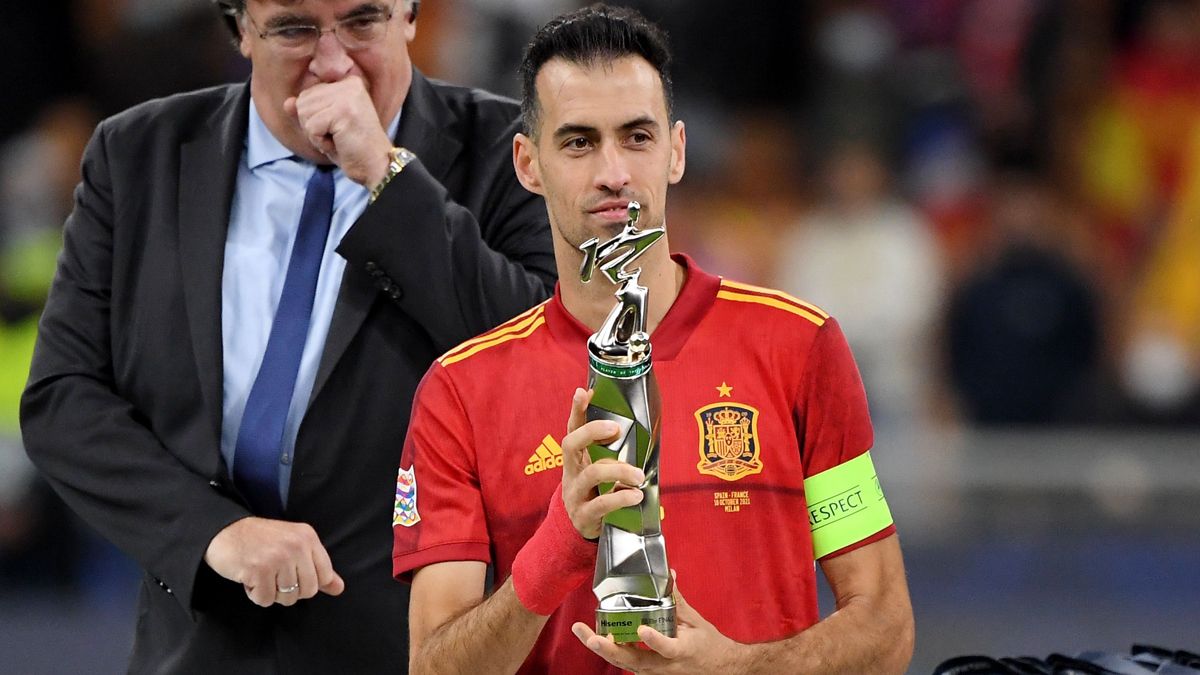 Sergio Busquets con el trofeo de subcampeón tras el partido. REUTERS / Alberto Lingria