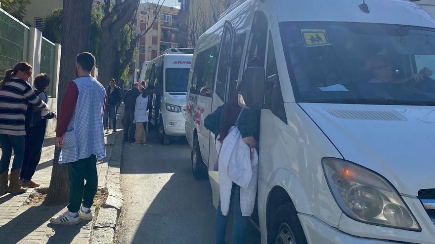 Caos en la entrada y salida de un colegio de educación especial en Godella