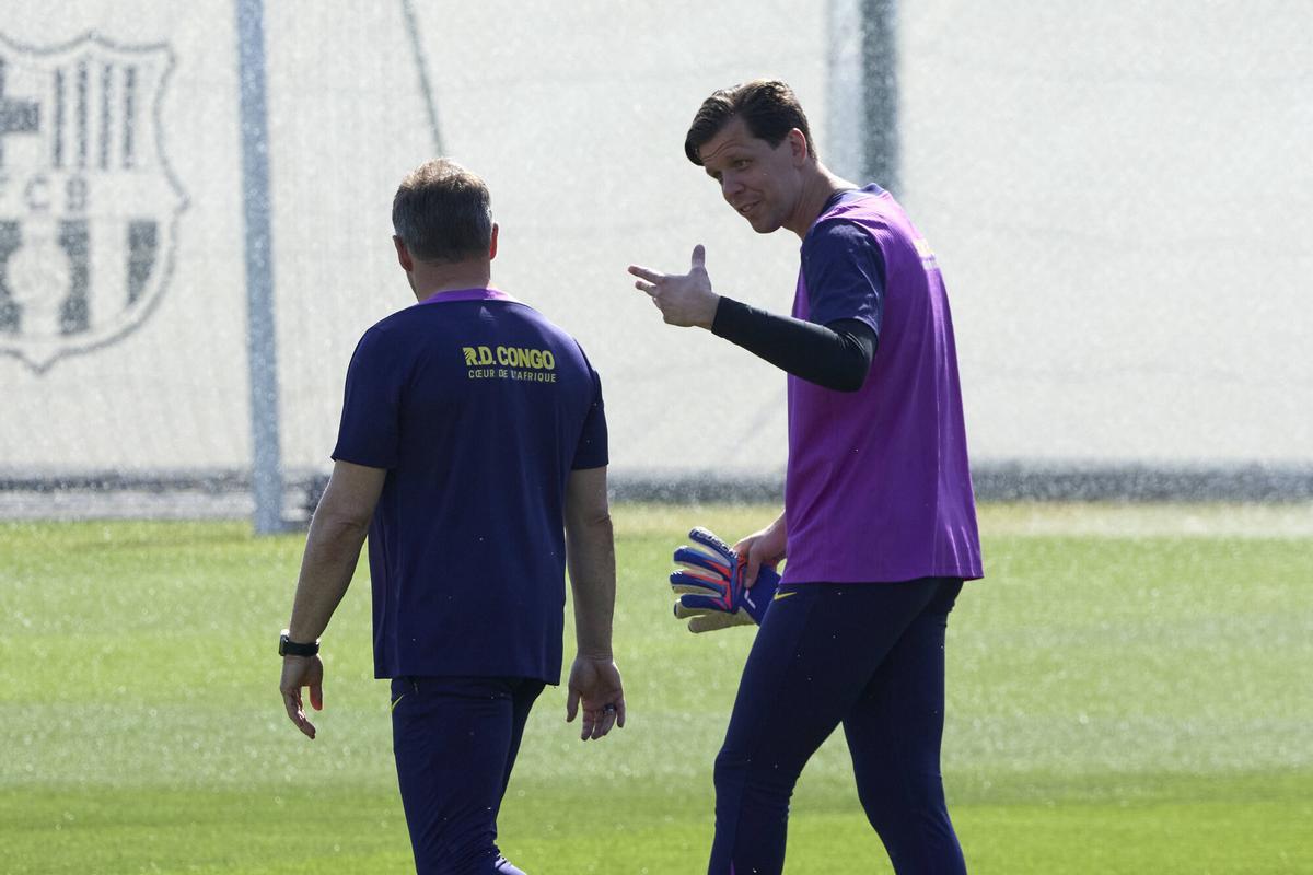Hansi Flick conversa con Wojciech Szczesny al inicio del entrenamiento de este sábado.