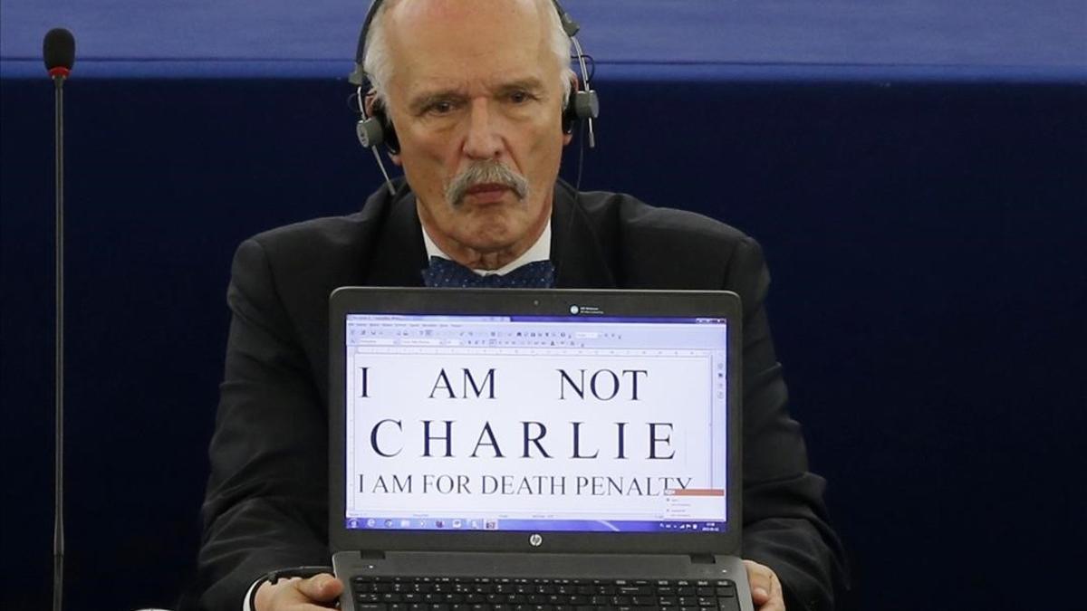 El eurodiputado polaco Janusz Korwin-Mikke, con un cartel a favor de la pena de muerte.