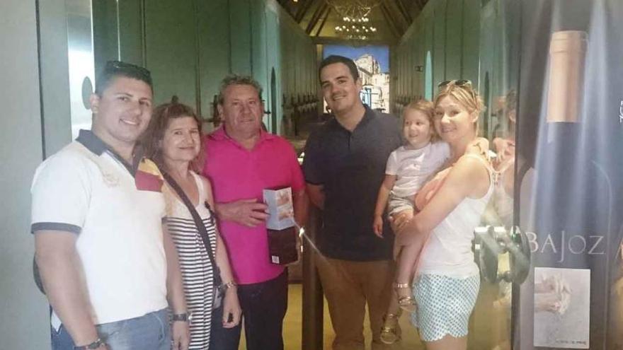 Domingo Garavís con su familia recibe una botella del Museo. Foto