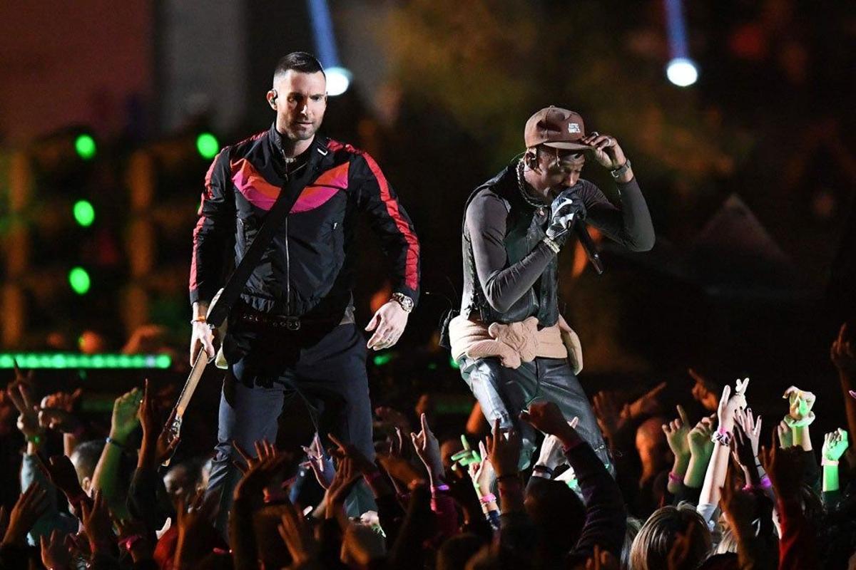 Adam Levine y TRavis Scott durante su actuación en el intermedio de la Super Bowl