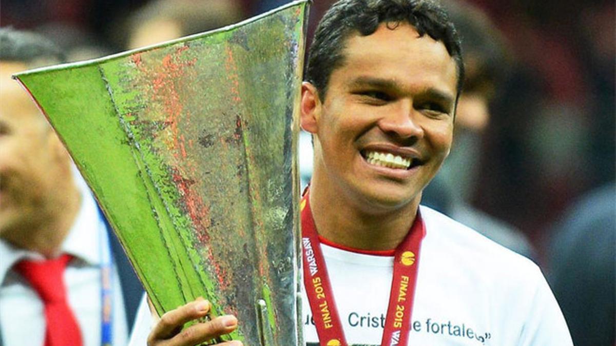 Bacca, junto con la Europa League conseguida con el Sevilla