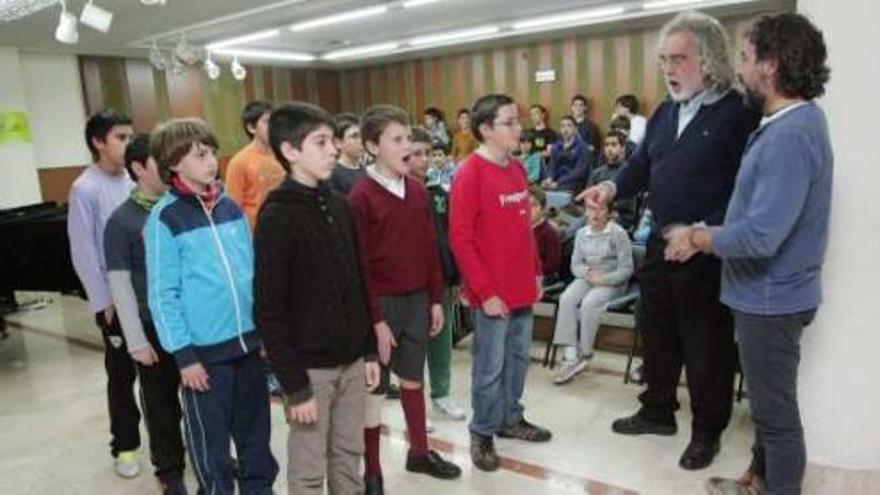 Los niños trabajando sus voces, junto a los directores José Antonio Román y Javier Gonzálvez.