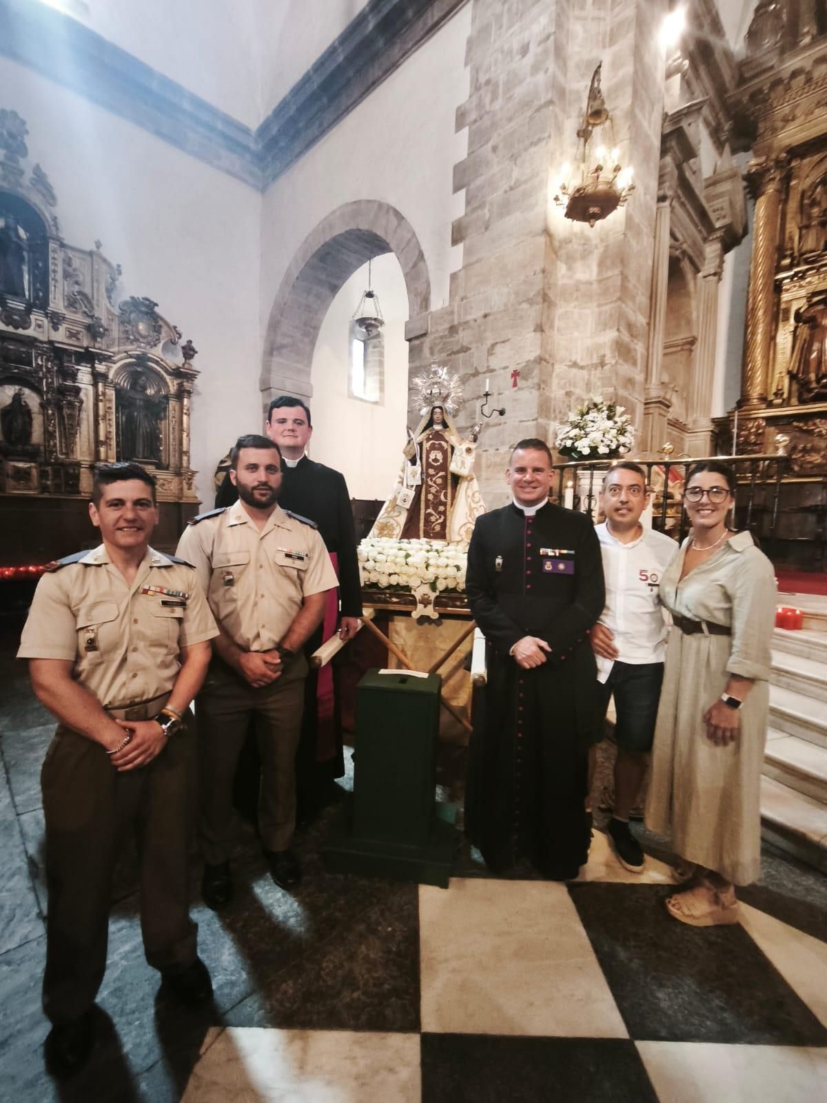 Los militares con los sacerdotes al lado de la Virgen del Carmen.