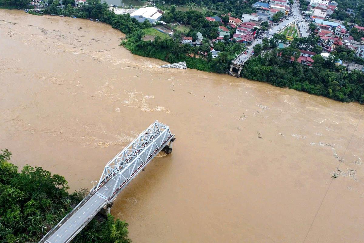 Un puente se desploma en Vietnam y deja al menos 13 desaparecidos