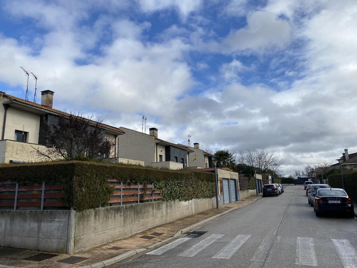 Vista de chalés en la urbanización Fuentes Blancas de Cardeñajimeno.