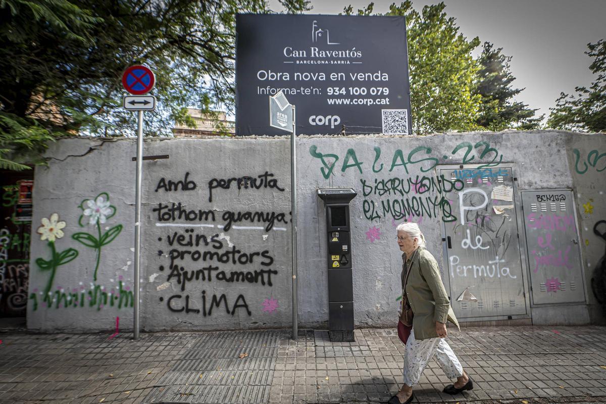 Pintadas a favor de la permuta total de terrenos para librar de pisos a la masía de Can Raventós, en Barcelona.