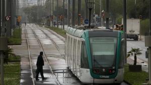 Un tranvía de la línea del Trambesòs, llegando a Glòries por Meridiana. 