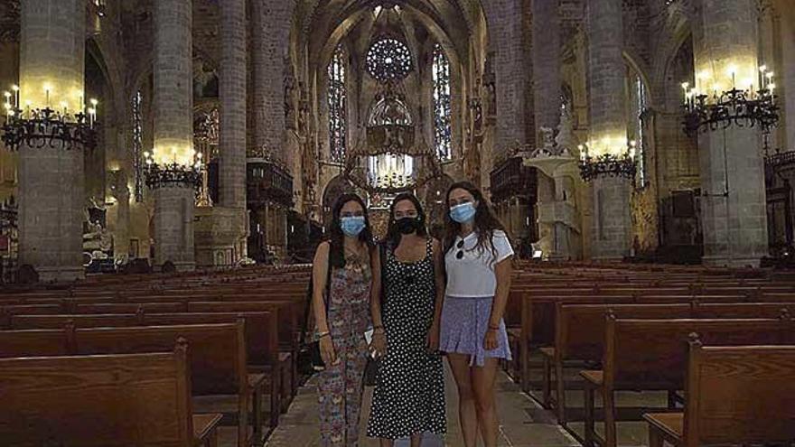 Tres jóvenes de Barcelona, ayer, de visita en la Seu.