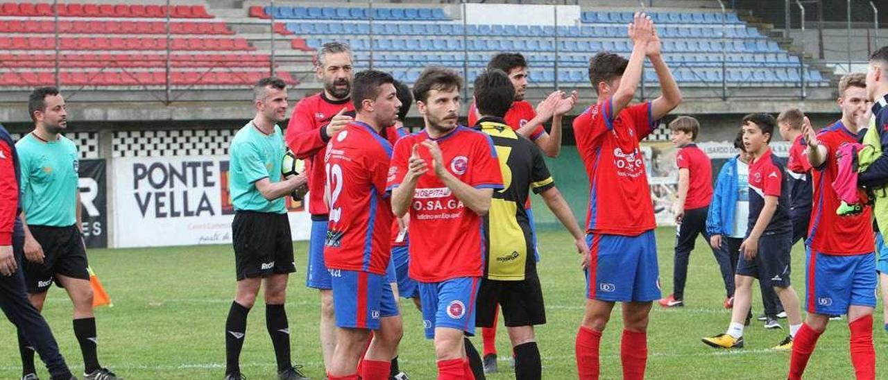 Los jugadores de la Unión Deportiva Ourense se despiden de su afición el pasado domingo frente al Gondomar. // Iñaki Osorio