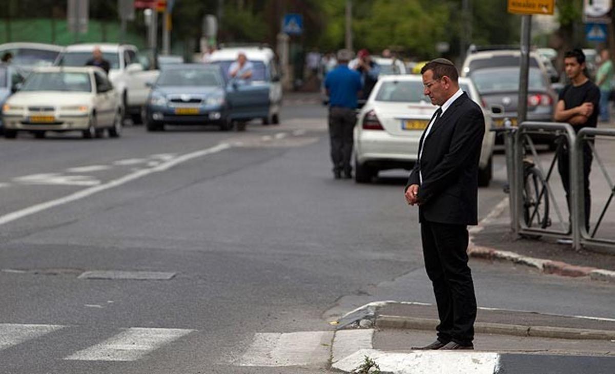 Un israelià en un carrer de Jerusalem en el moment en què sonen durant dos minuts les sirenes per commemorar el dia anual de record dels sis milions de jueus que van morir en el genocidi nazi, la Shoah.