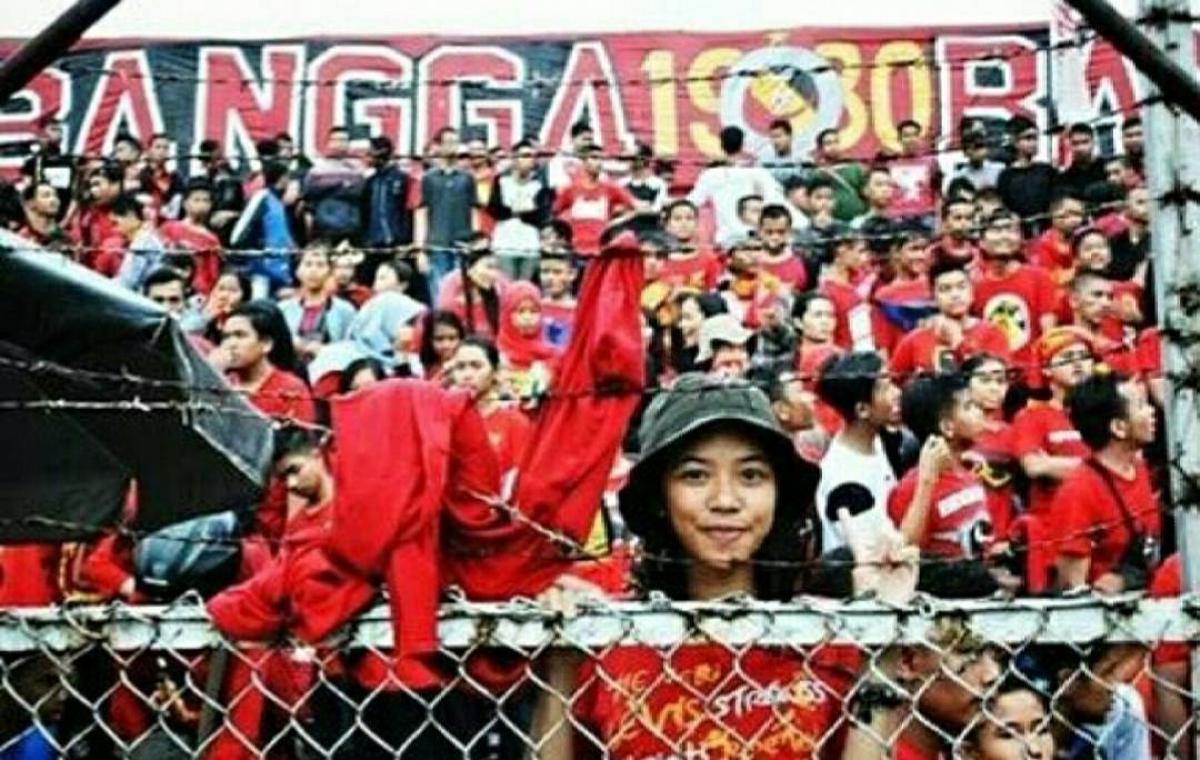 Una componente de las Bidadari Spartacks, ultras del Padang FC de Indonesia.