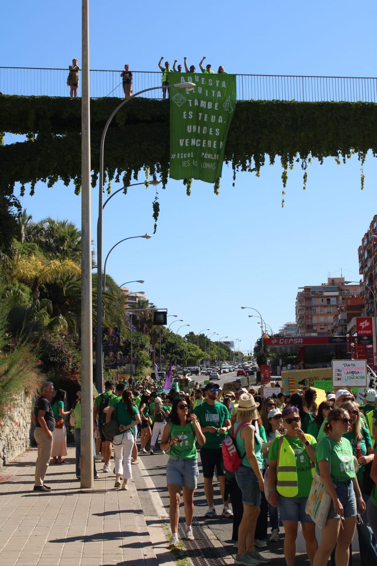 Una bandera de la marea verde de docentes, colgada en una pasarela