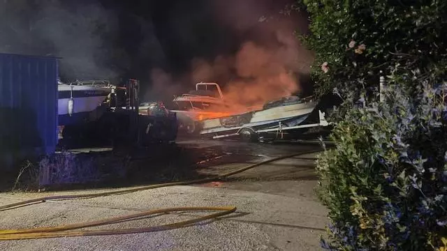 Susto en Moaña al arder una embarcación cerca de la gasolinera de Sanchilán