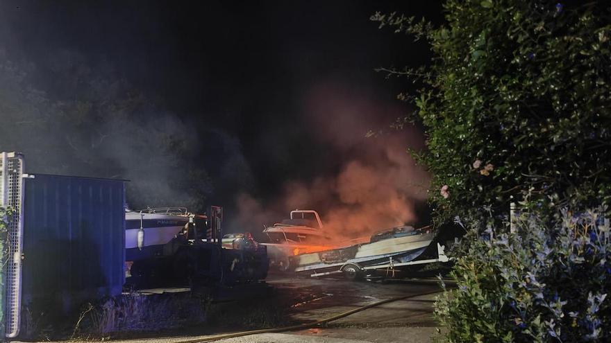 El incendio de un barco en reparación obliga a int