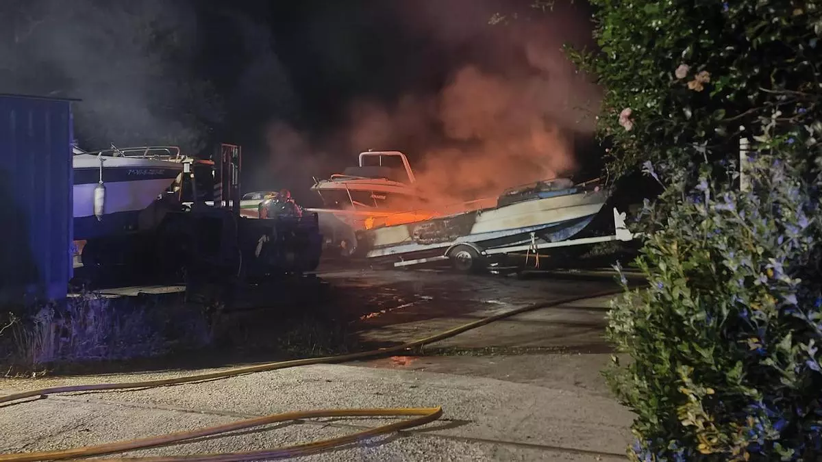 El incendio de un barco en reparación obliga a intervenir a los bomberos cerca de la gasolinera de Sanchilán, en Moaña