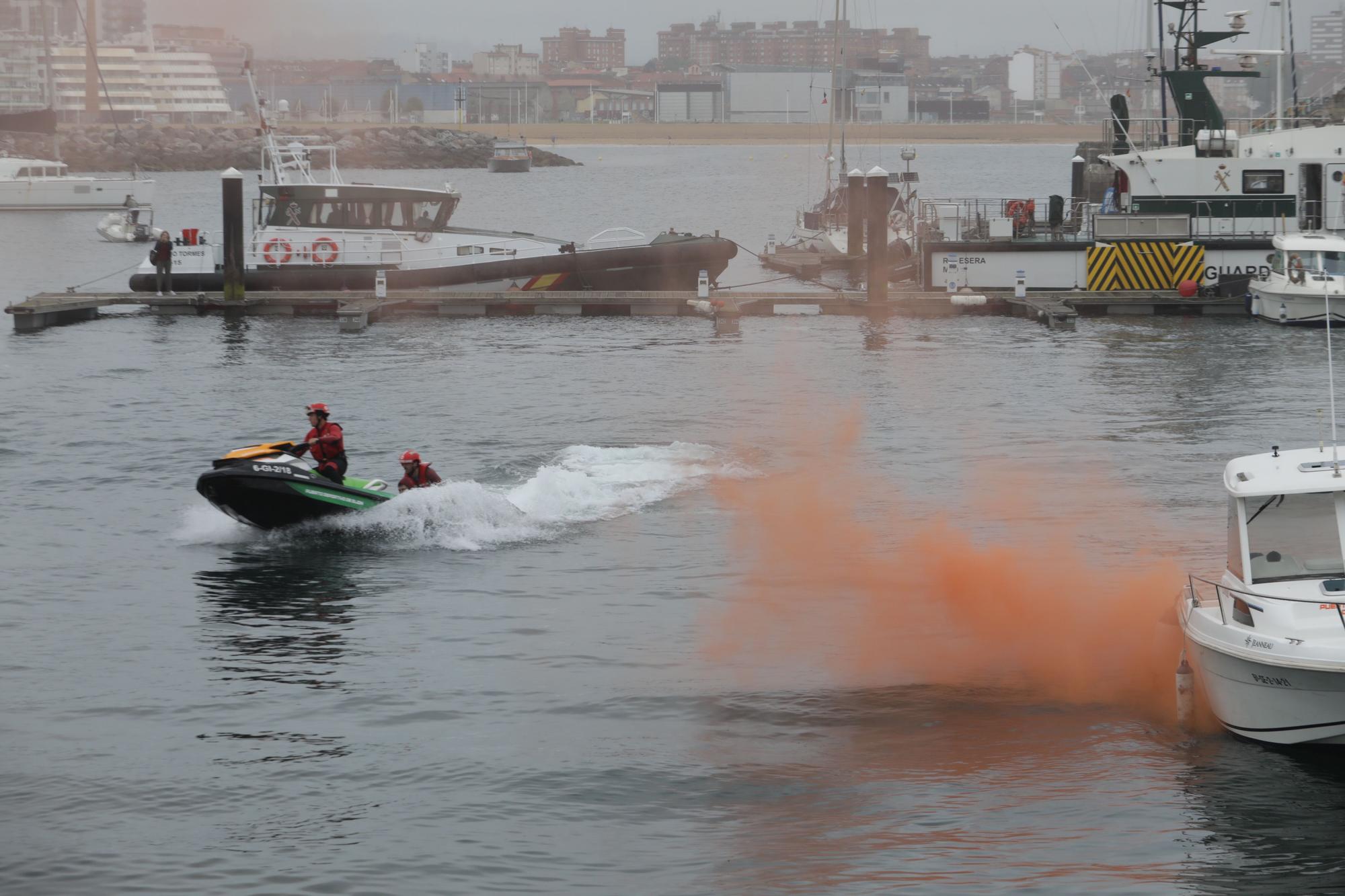 En imágenes: Jornada náutica con deporte y simulacro de rescate en el puerto deportivo de Gijón