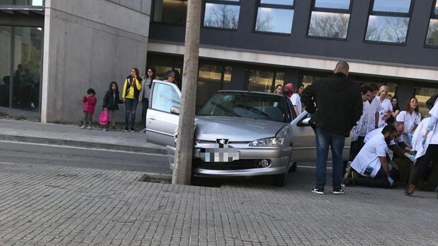 El vehicle, encastat a l&#039;arbre.