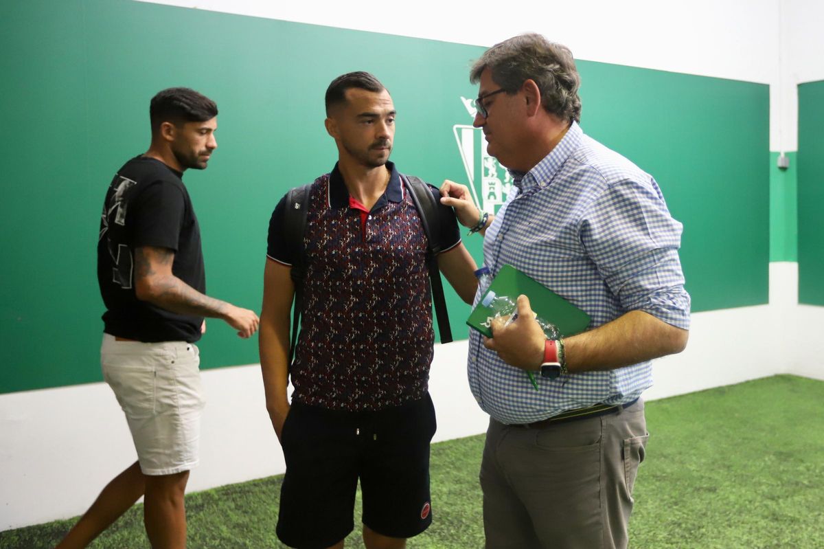Javier González Calvo, junto a Miguel de las Cuevas, tras su despedida oficial del Córdoba CF.