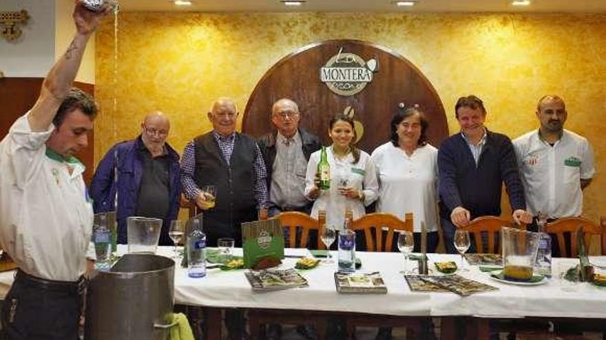 Héctor Prieto escancia ante la mirada de Armando Loredo, Manuel Castro, Manuel G. Busto, Alejandra Venegas, Rosa María Valdés, Joaquín Fernández y Jesús Paesa.