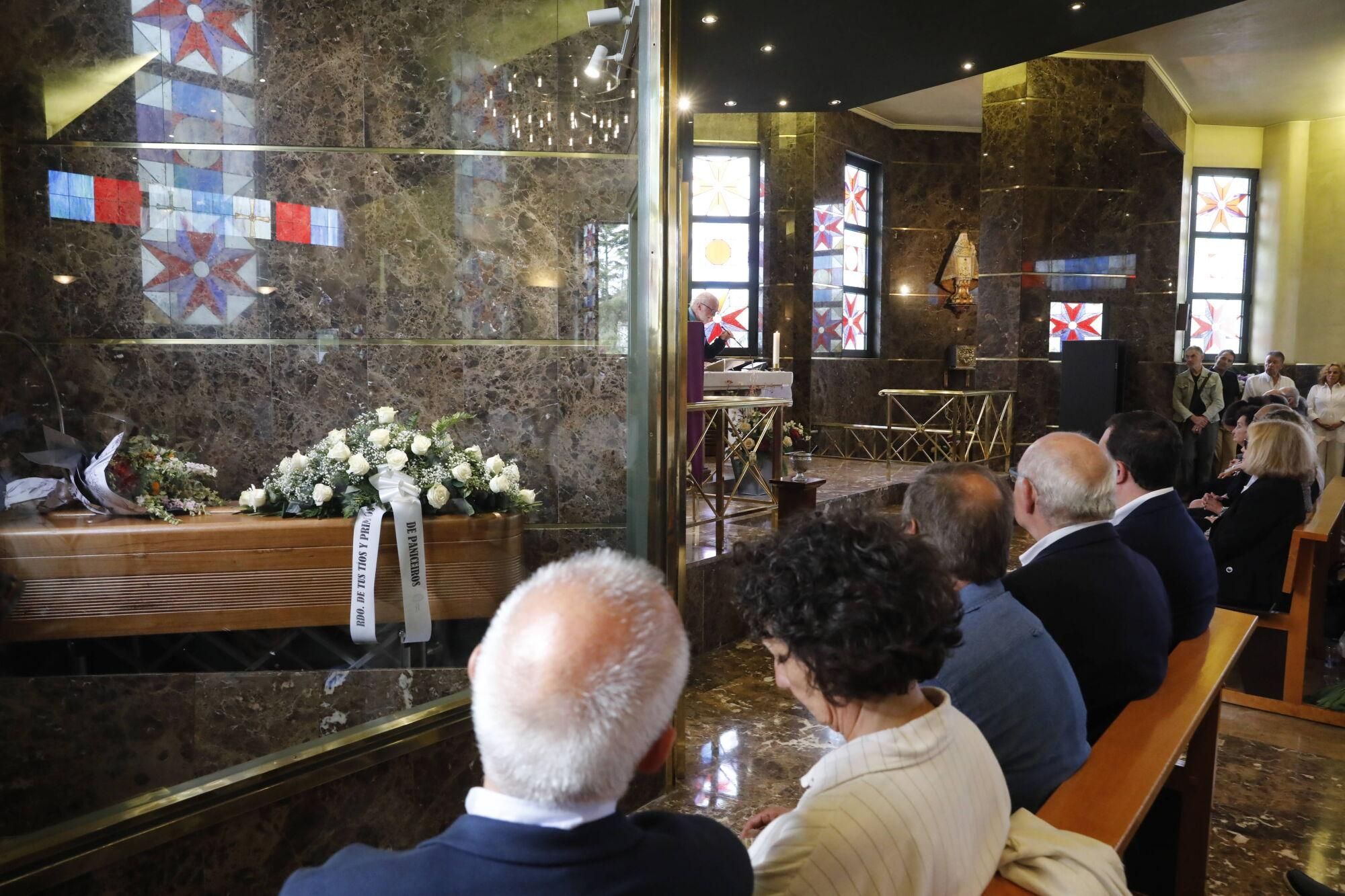 EN IMÁGENES: Acto de despedida a Xuan Bello en el tanatorio de Los Arenales