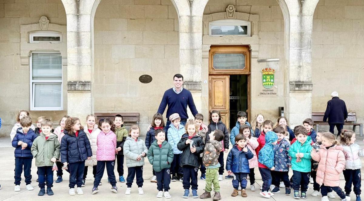 Los alumnos de infantil del Lourdes visitan el Concello