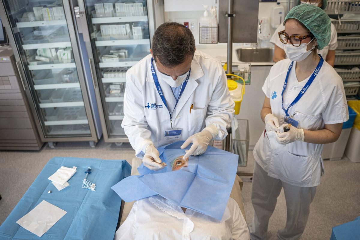 Barcelona. 13 de enero del 2026. El Hospital Vall d'Hebron presenta las nuevas consultas de oftalmología en el Parc Sanitari Pere Virgili. Ofrecerán tratamientos, sobre todo, para personas mayores. Entrevista cone el doctor responsable del servicio y la paciente. Tratamiento más común, una inyección en el ojo para tratar el cansancio muscular de los ojos. Fotos de Sandra Roman