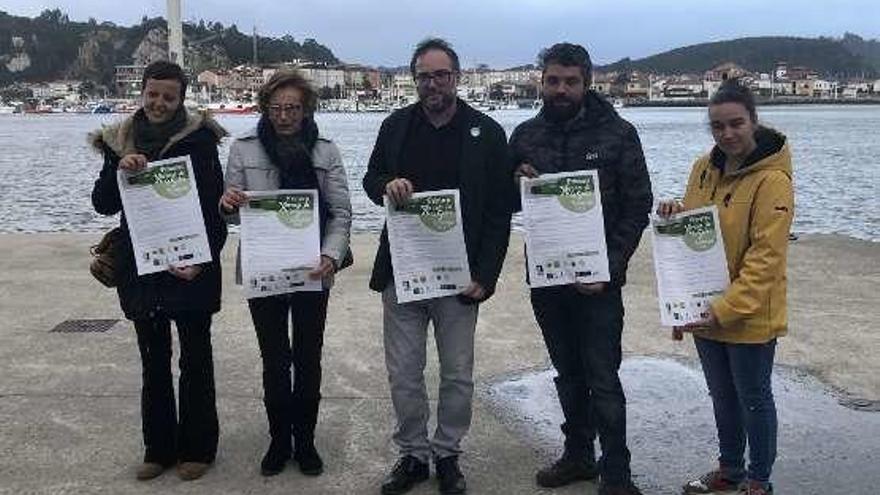 Dolores Álvarez, Marichu González, Lluis Nel Estrada, Iván Prieto y Jenifer Rodríguez con el cartel de las jornadas.