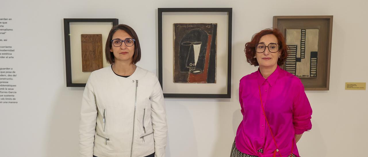 Nuria Enguita y Rosa Castells, con las tres obras de Torres-García