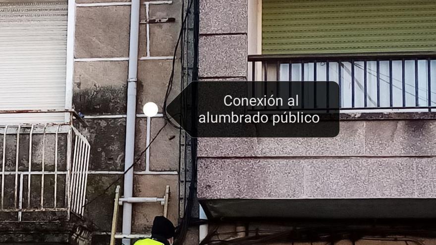 Una conexión ilegal al suministro eléctrico en una calle de Marín. / FDV
