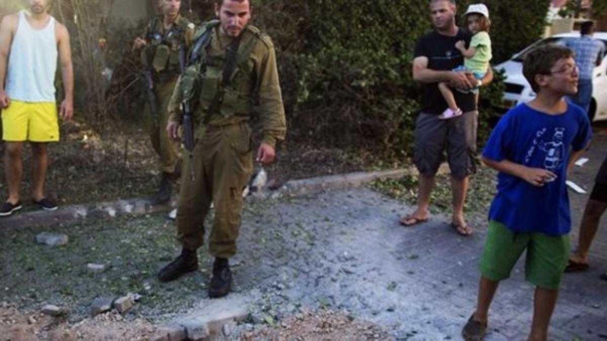 Un soldado israelí inspecciona el daño en el kibbutz Gesher Haziv.