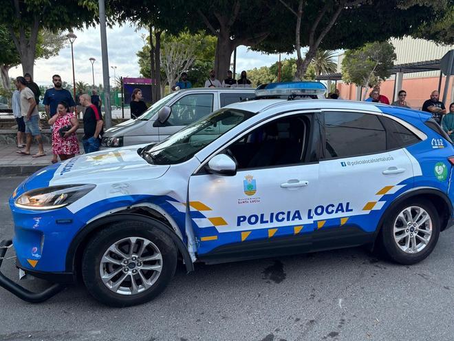 Cuatro agentes heridos y doce coches con destrozos en una persecución brutal en Balos
