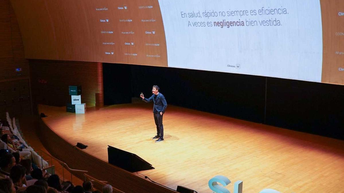 Primitivo Roig, durante su intervención en la 10ª Reunión Anual de Clínicas W.
