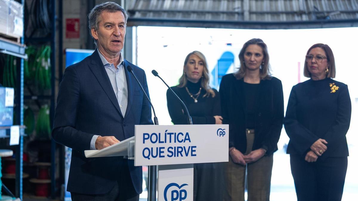 El líder del PP, Alberto Núñez Feijóo, durante su visita a Extremadura este jueves.