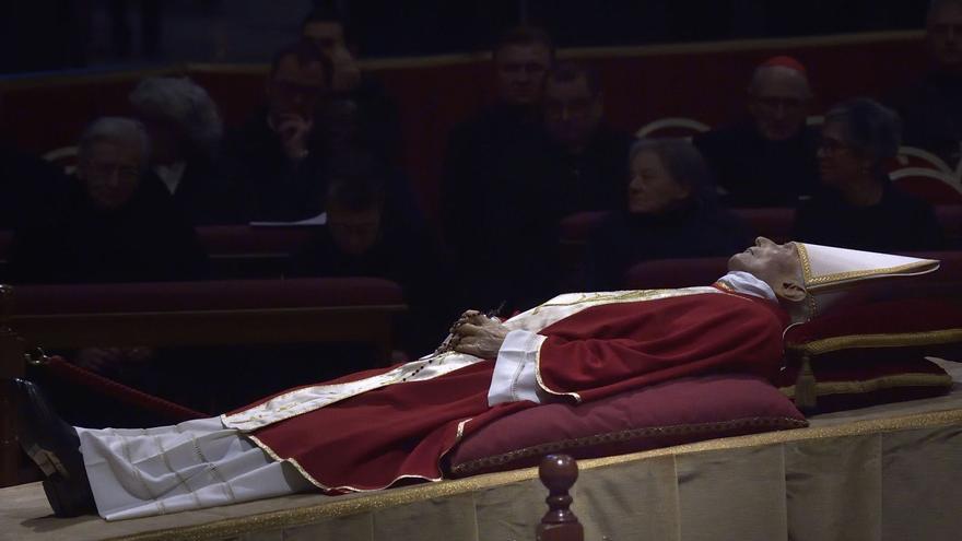 El cuerpo de Benedicto XVI,
expuesto en la Basílica
de San Pedro el 2 de enero
de 2023.   | // STEFANO SPAZIANI