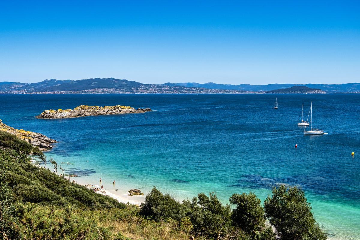 Playa Praia de Nosa Senora en Islas Cíes, arena blanca y agua turquesa clara, Galicia, España